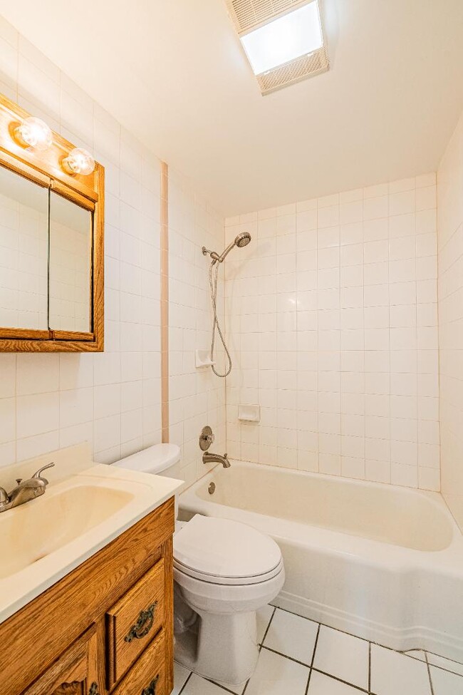 Building Photo - 624 Adams St NE