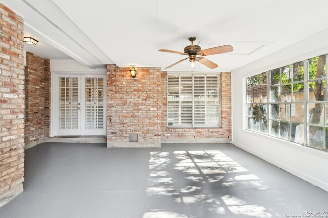 Building Photo - WHISPERING OAKS GARDEN HOME