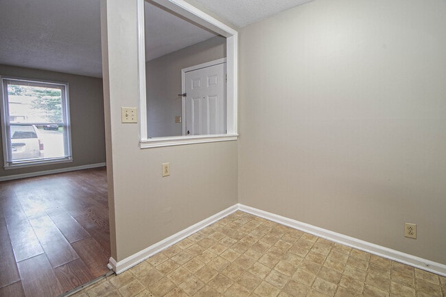 Building Photo - 807-B Golfview Place