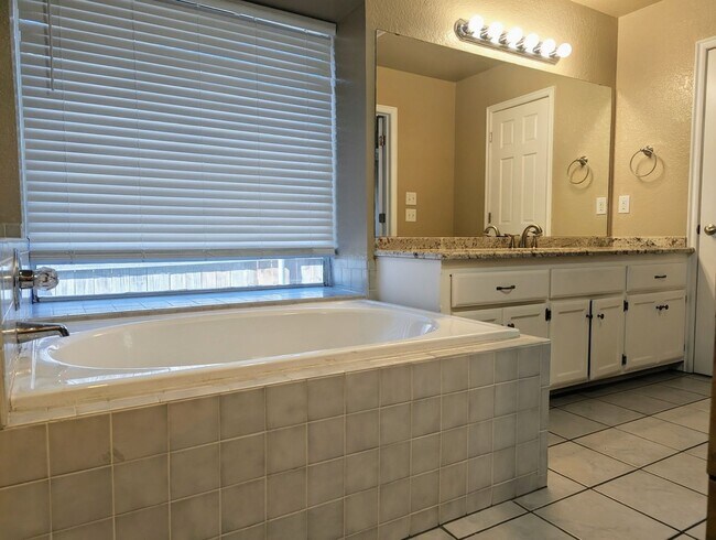 Building Photo - Beautiful 3 Bedroom Home with Study, Fireplace & Fenced Backyard!