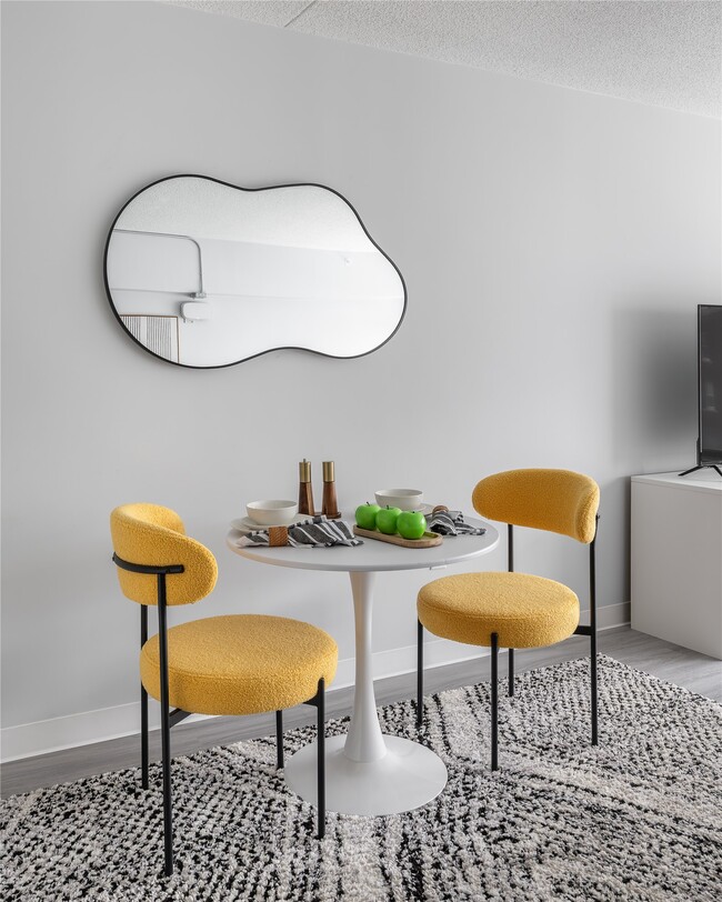 Building Photo - 16 W 10th St