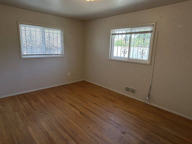 Building Photo - 2712 Palomas Dr NE