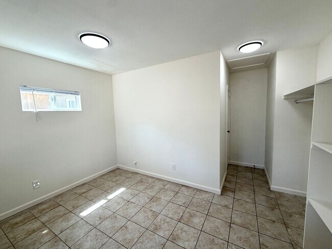 Building Photo - 487 E 11th St