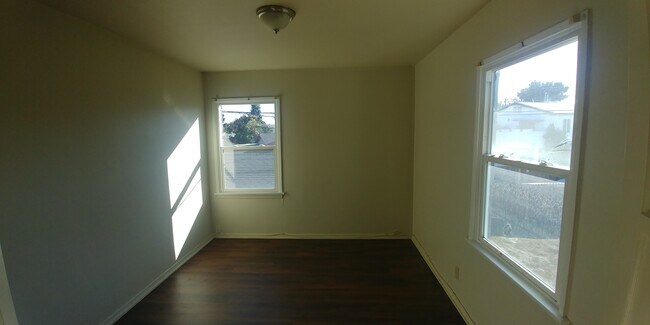 Bedroom - 418 E Freeland St