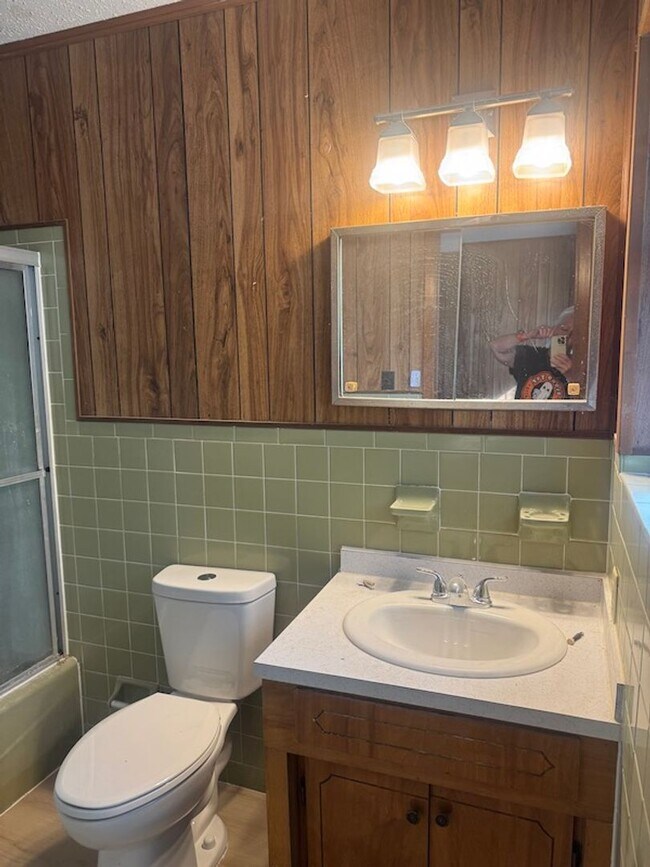 Building Photo - Middle of Town