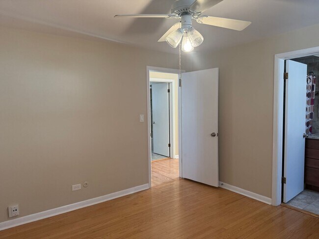 Building Photo - 8604 W Carmen Ave