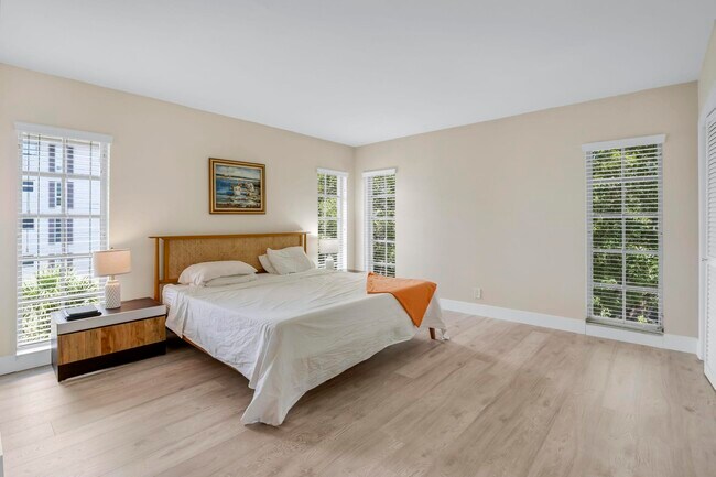 Building Photo - 2800 N Palm Aire Dr