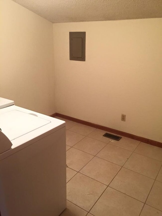 Building Photo - 3 x1.5 home off Lawrence Ave!