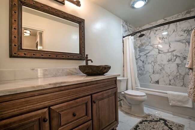 Building Photo - Gorgeous Lake View Condo