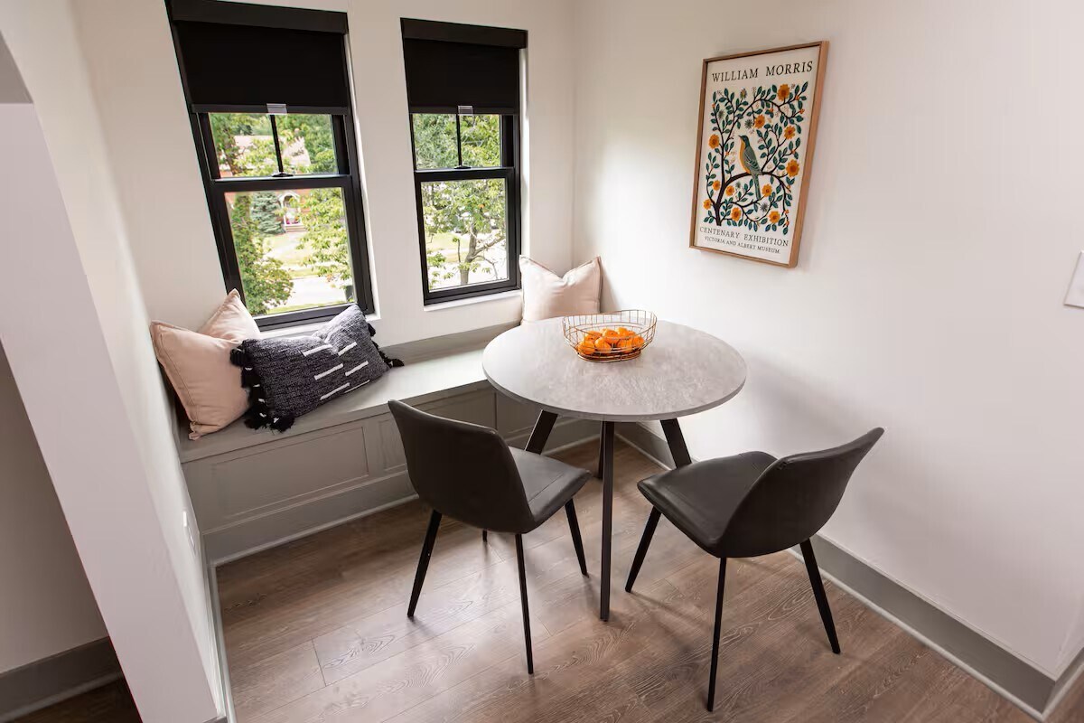 Eat-in kitchen with view of gorgeous yard - 18115 Nottingham Rd