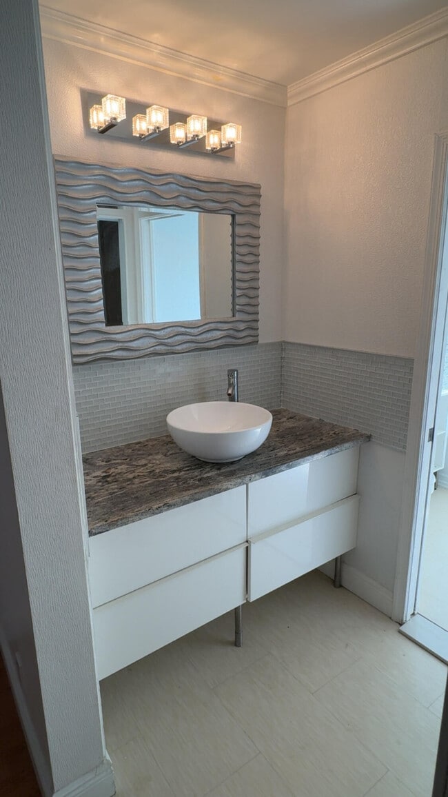 Building Photo - 5855 Northpointe Ln