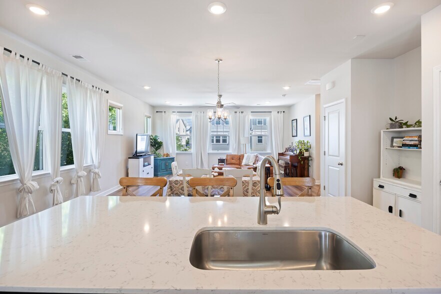 Building Photo - 210 Winding River Dr