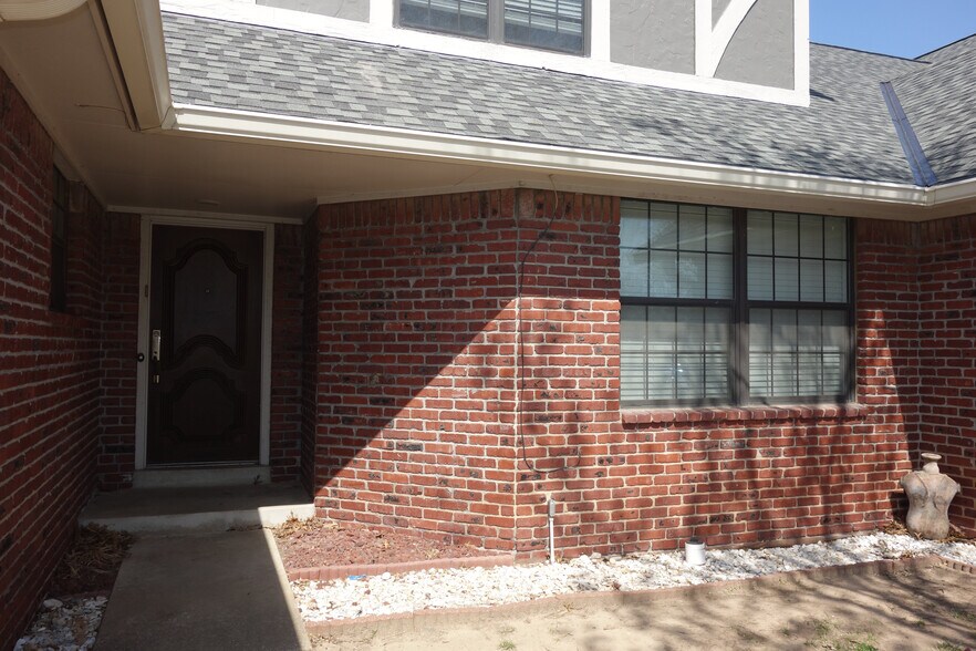 Building Photo - 7108 S Indianapolis Ave