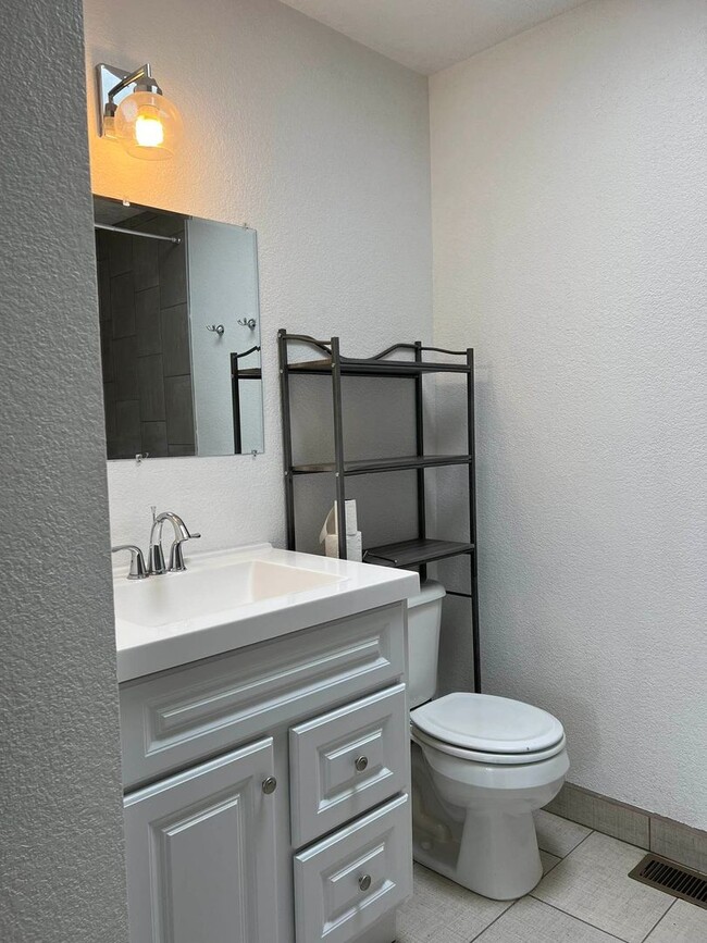 Building Photo - 2 bed 2 bath Townhome with Garage Coming S...