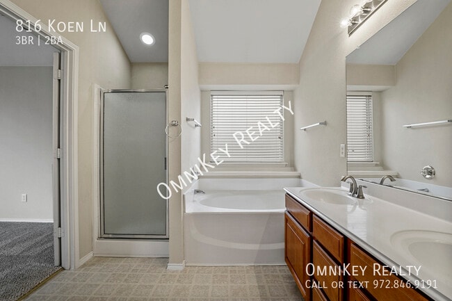 Building Photo - 816 Koen Ln