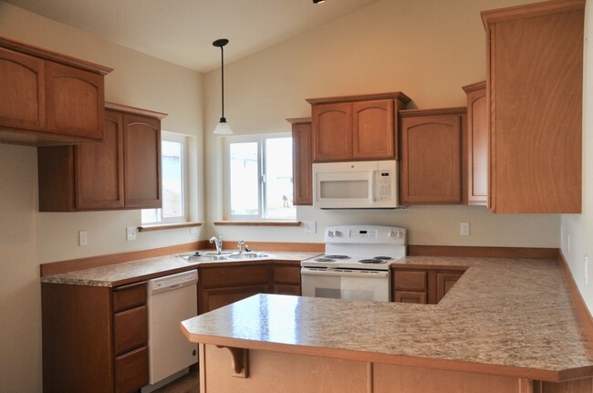 Building Photo - 3 bed 2 bath Crown Pointe Neighborhood wit...