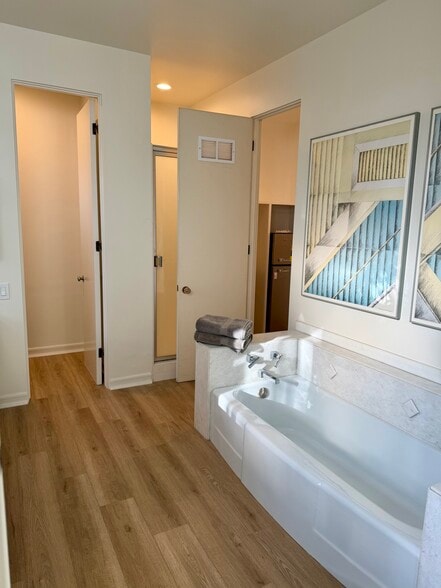 Building Photo - 910 Benedict Canyon Dr