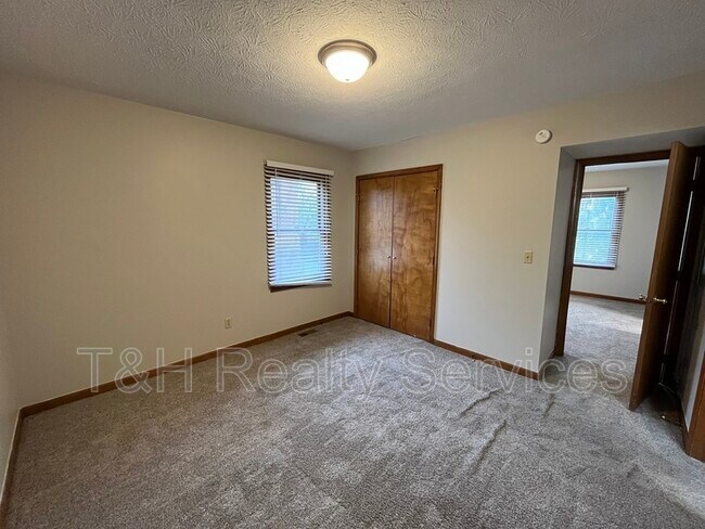 Building Photo - 751 N Rangeline Rd