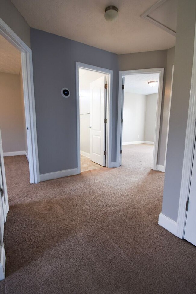 Building Photo - 4 bedroom, 2.5 bathroom Home!