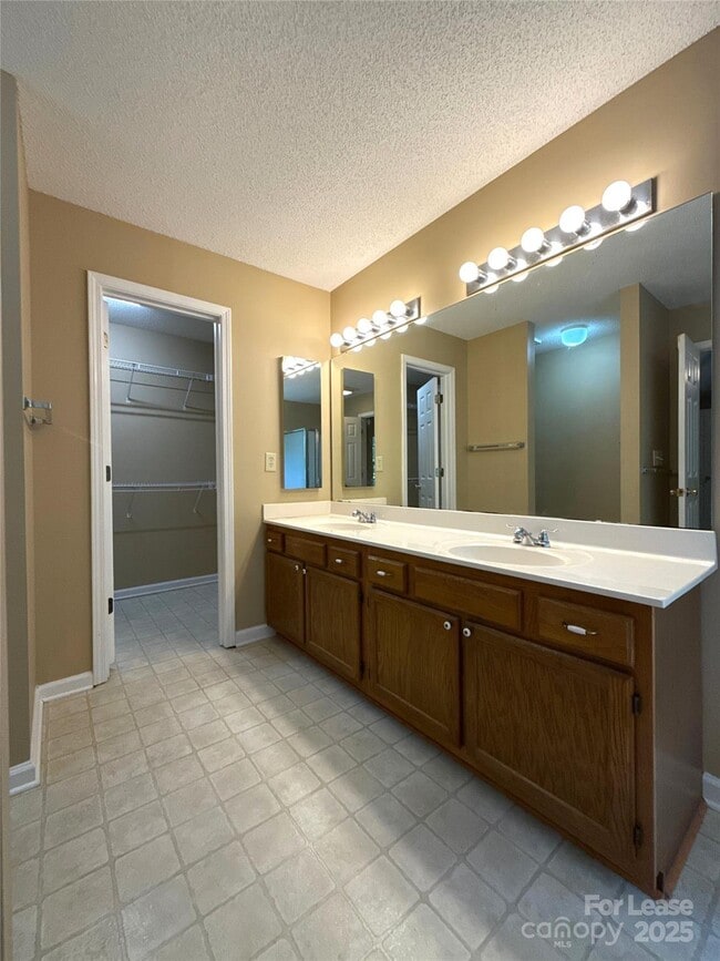Building Photo - 12823 Diamond Dr