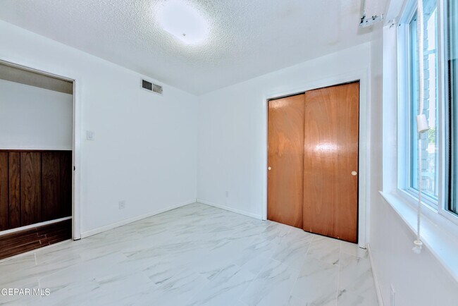 Building Photo - 4909 Winthrop Dr