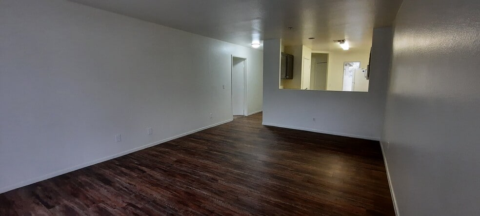 Building Photo - 4430 E Van Buren Ave