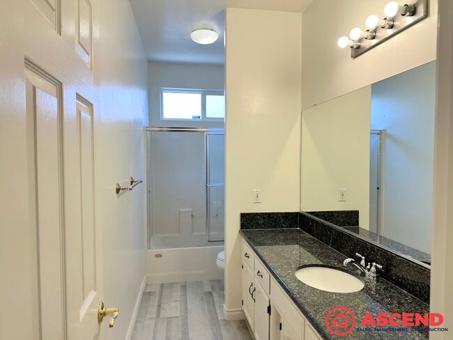 Building Photo - 4 Bedroom Home Next To CSUB!