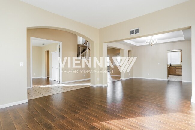 Building Photo - Beautiful 4 Bedroom + Study in Desirable Neighborhood