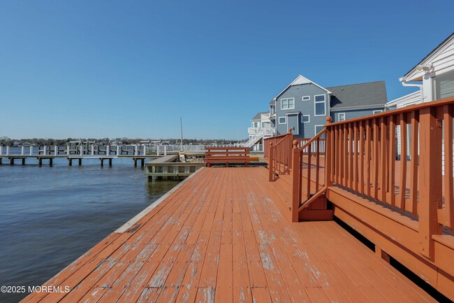 Building Photo - 44 Island Dr