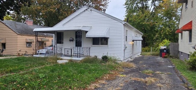 Building Photo - Charming 3 - Bedroom Property in Prime Location