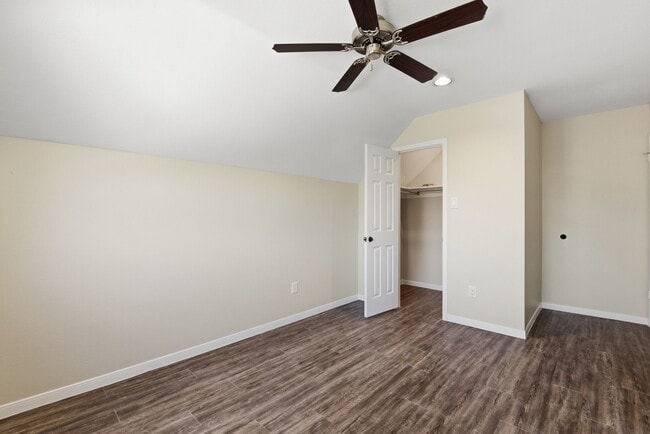 Building Photo - 8515 Leafdale Dr