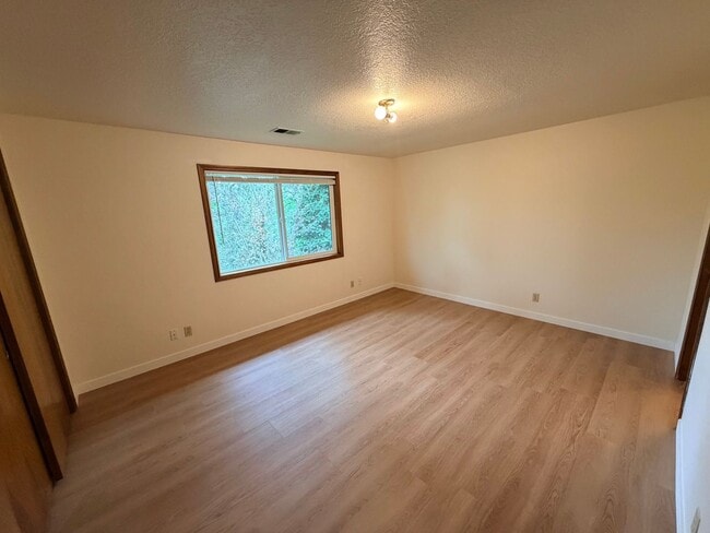 Building Photo - Brand New Flooring and Paint Upper Level Duplex