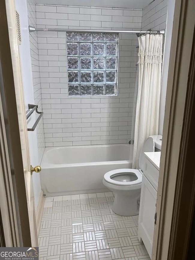 Building Photo - 1280 Stillwood Dr NE