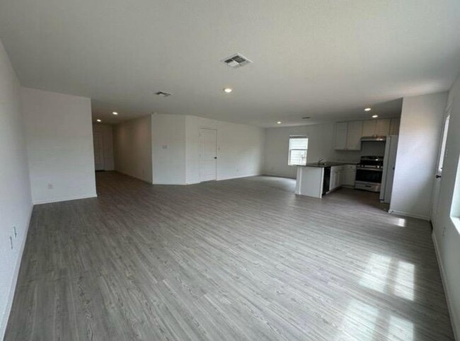Building Photo - 4 Bedroom 2.5 bath home ready for move-in