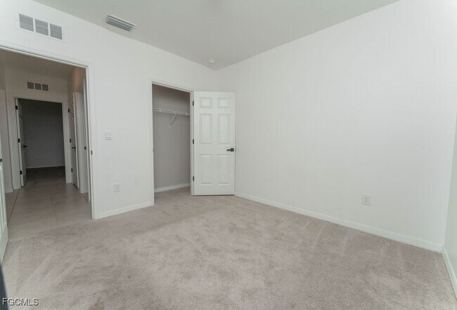 Building Photo - 526 SE 20th Ct