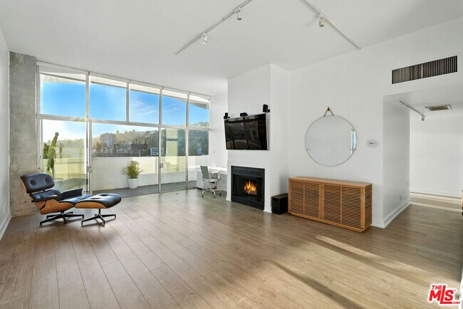 Primary Photo - 1155 N La Cienega Blvd