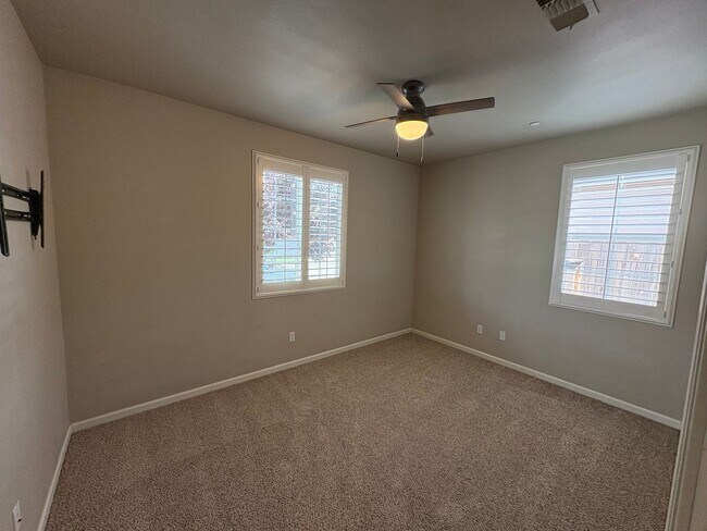 Building Photo - Lovely Clovis home Available Now!