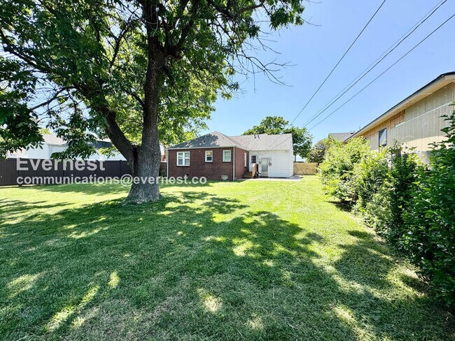 Building Photo - 2 Bed/1 Bath Home with Garage / Pet-Friendly / Available Now!