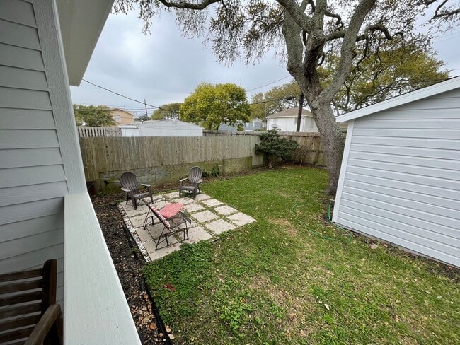 Building Photo - Freshly updated 2/2/Study home