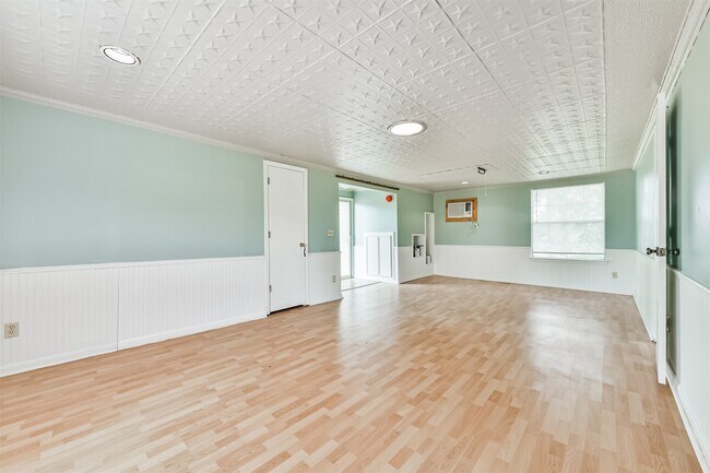 Building Photo - 807 Stadium Cir