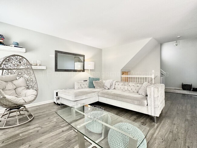 Building Photo - Beautifully Updated 2-Bedroom Townhouse w/ Finished Basement - Close to Royal Oak, Ferndale, Plea...