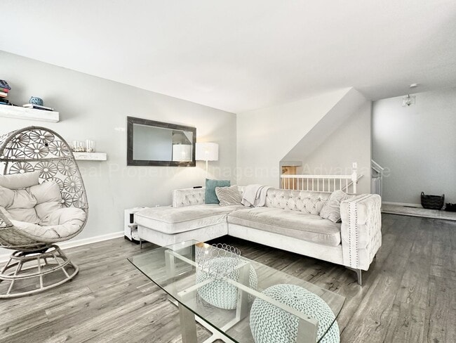 Building Photo - Beautifully Updated 2-Bedroom Townhouse w/...