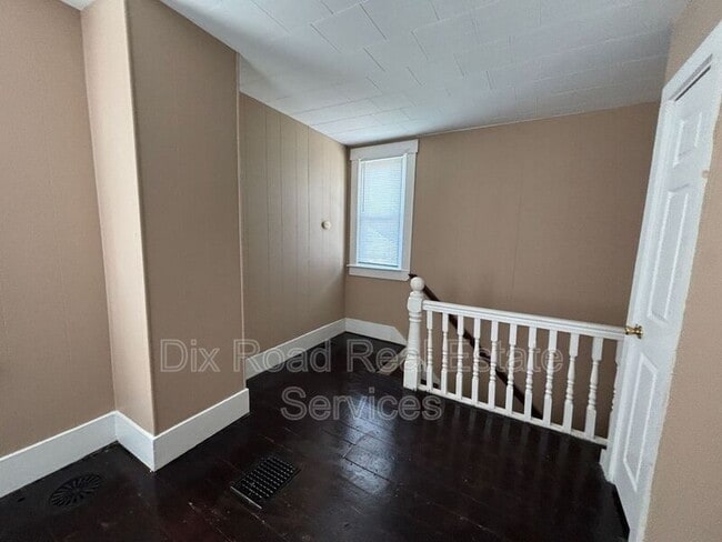 Building Photo - 123 N Miami St