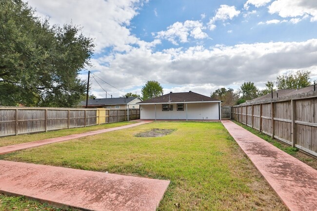 Building Photo - 913 Avenue M