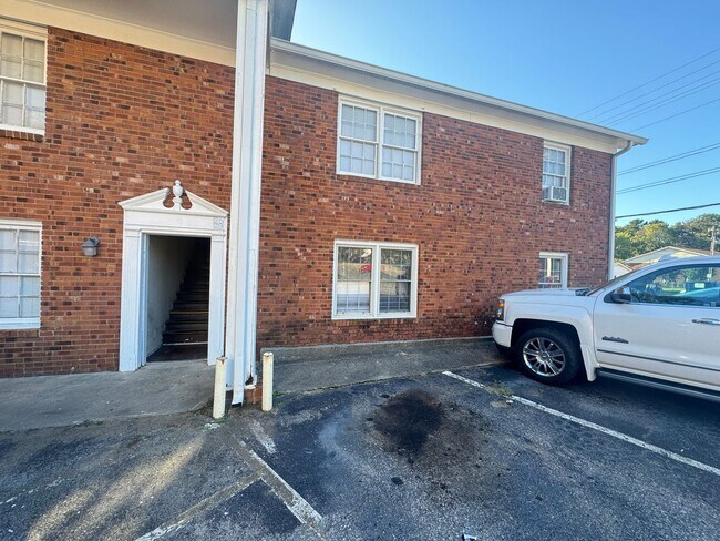 Primary Photo - 1st-Floor 2 Bedroom Apartment – Briarcliff...