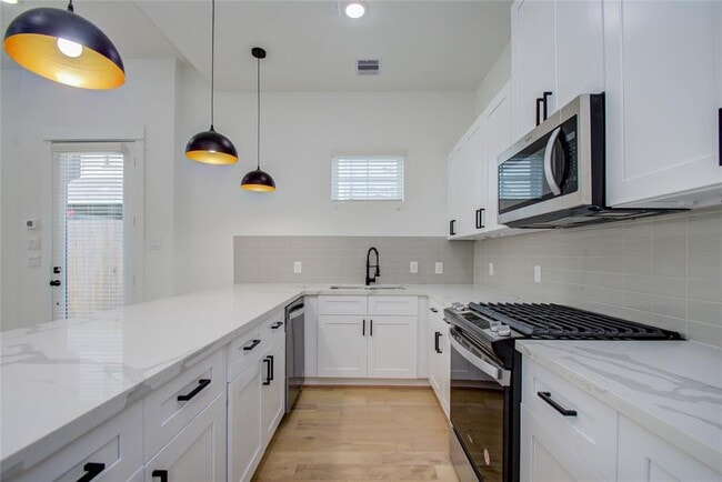 Building Photo - 3206 Live Oak St
