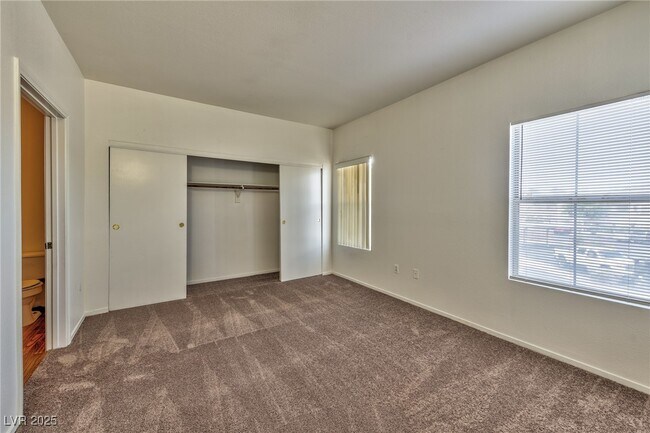 Building Photo - 3400 Cabana Dr
