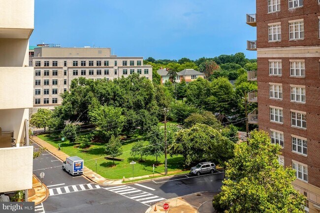 Building Photo - 3800 Fairfax Dr