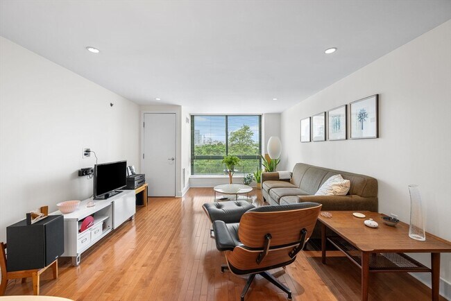 Building Photo - 42 8th St