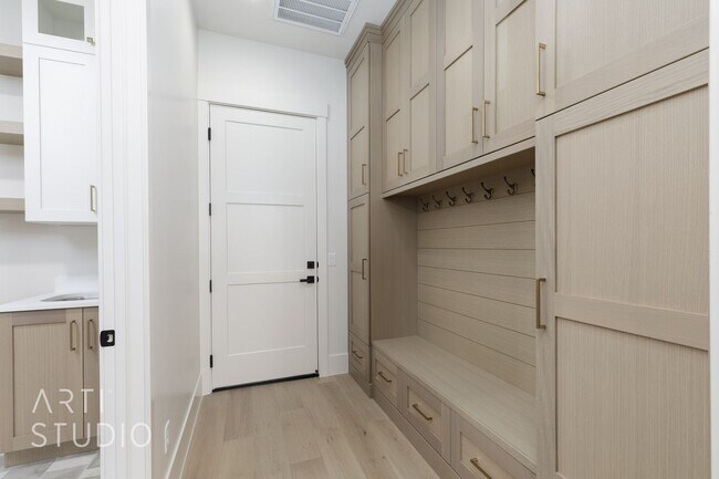 Building Photo - BRAND NEW Gorgeous 6 bed 7 bath with Pool ...